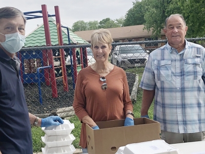 Gare Greg Mills (left) and Jan and Butch Bozman